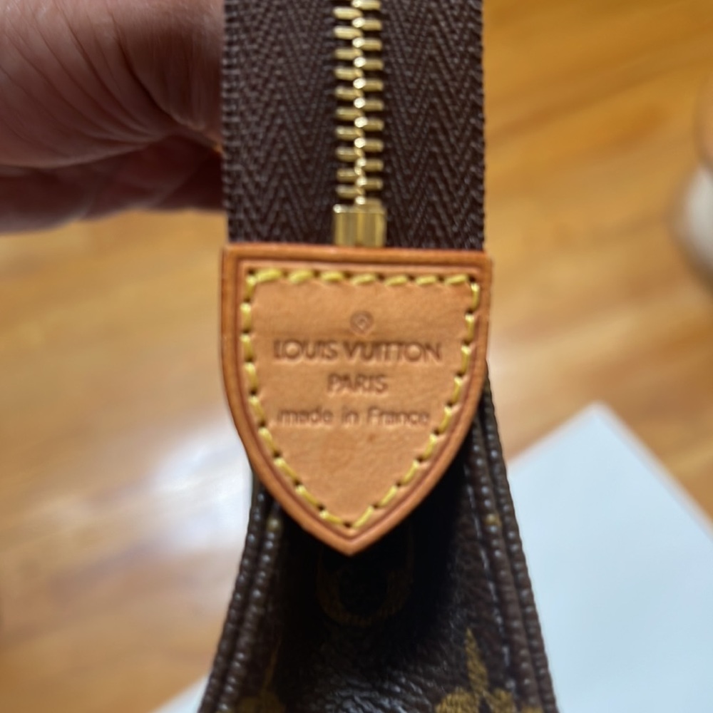 Louis Vuitton cosmetics/Toiletries bag with No strap 100% Authentic - Picture 11 of 14